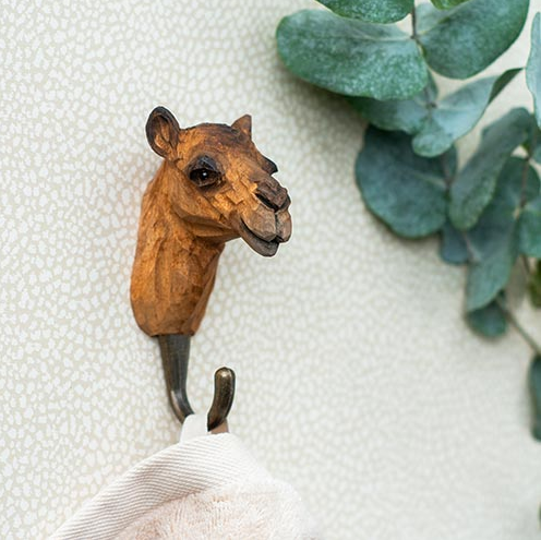 Percha de  madera Camello