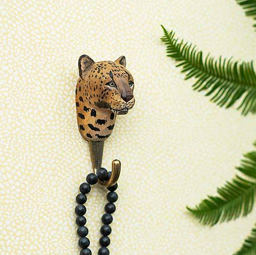 Percha de madera leopardo