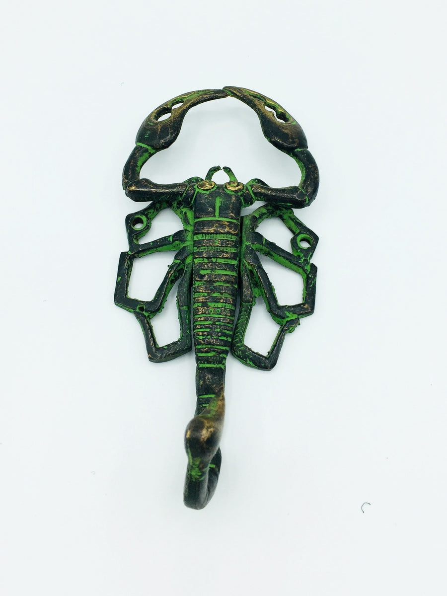 Percha de metal escorpión verde