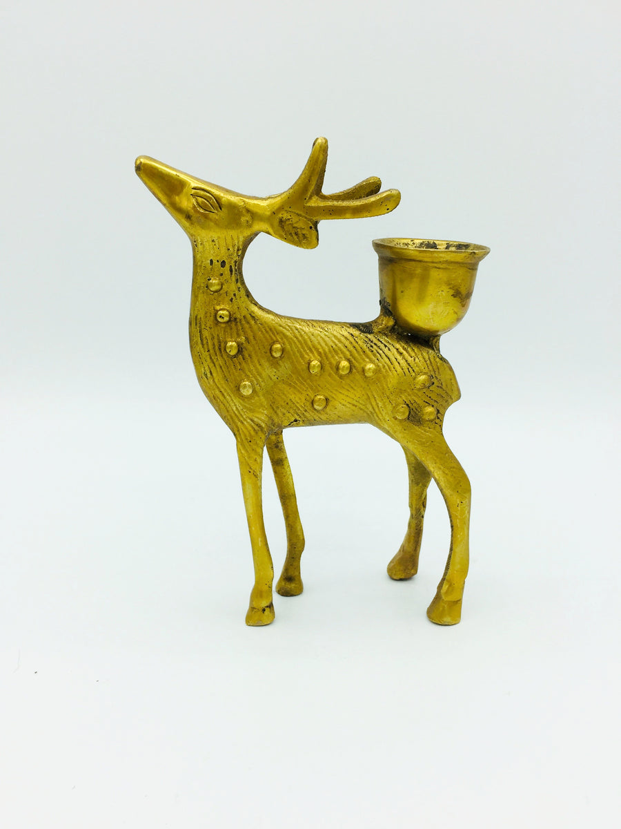 Candelabro de metal dorado con forma de ciervo